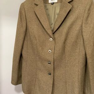 LeSuit women lined suit. Blazer with skirt